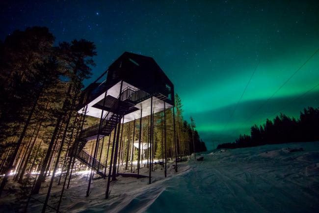 树屋中间还设有户外安全网，让旅客能躺在上面欣赏瑞典的极光，星星及户外美景。