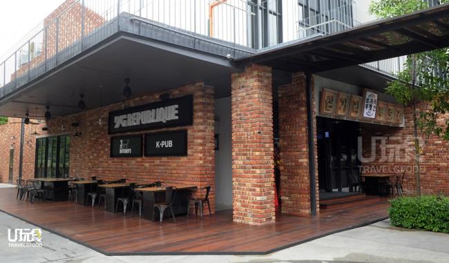 吉隆坡店与韩国店大致相同，利用砖头与木头营造出质感风格。