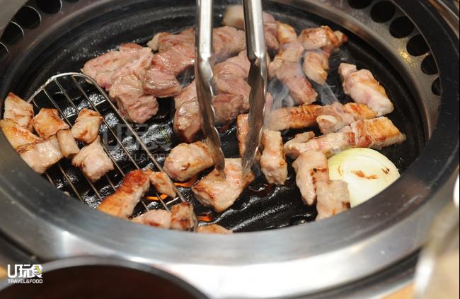 吉隆坡店一律采用西班牙黑毛猪，分成4个不同的部位，如猪花腩、猪肩肉、猪颈肉和猪扇片，肉质烤起来各有特色，却都带有一股甘香味。