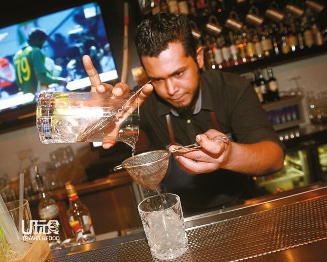 调酒师Shakil Hossain自酒吧创立之时便加入了，目前正在为酒吧设计新的鸡尾酒，预计下个月推出。