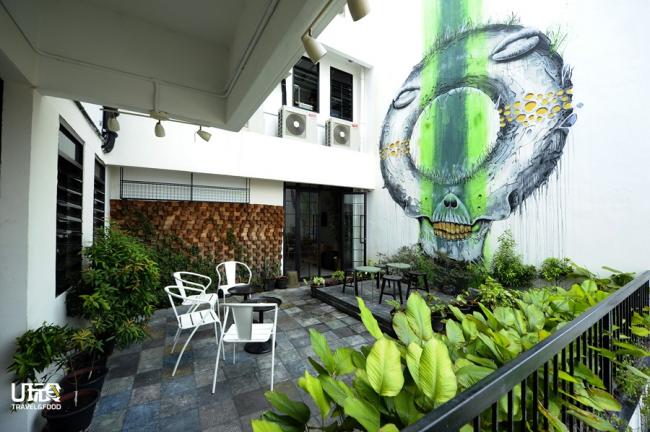 金屋有多个公共区，这是由澳洲著名鬼才街头艺术家Mike Makatron所彩绘的壁画，浮夸中带有反叛风格，把单调的休闲后花园绘得独树一帜。
