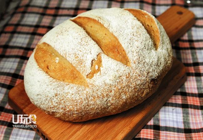 <strong>葡萄干面包：</strong> 使用无漂白面粉与有机葡萄干，手做的葡萄干面包，扎实好吃。<em>售价：13令吉</em>