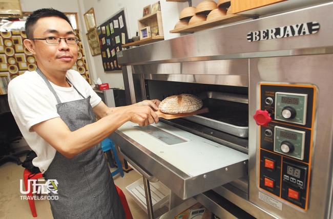 今年廖坤良自行创业，在家专门烘焙无蛋奶及牛油的纯素面包与蛋糕。