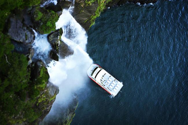 导览船近距离接触瀑布，做好湿身的准备。图/Southern Discoveries