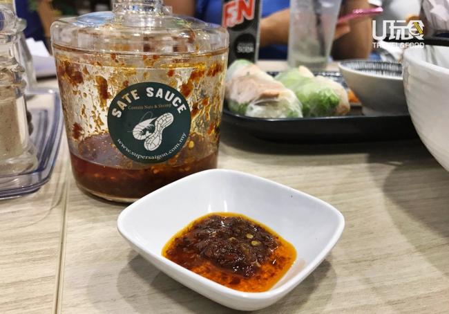 「超级西贡」特制的沙爹酱偏辣，拌面在汤面里别有一番风味。