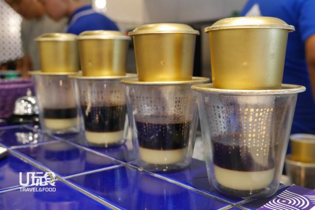 <strong>越南咖啡Hot Vietnamese Milk Coffee： </strong>越南咖啡最大的风情在于它的冲泡过程，先在咖啡杯内倒入炼乳，再盖上装有咖啡碎粒的金属容器，倒入热水让水会流过咖啡，再通过咖啡容器的开孔滴下。<em>售价：7令吉90仙</em>