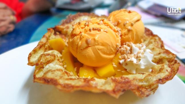 <b>Mango Cup</b> 模成碗状的Crepe饼皮搭配新鲜芒果粒及芒果口味冰淇淋。<i>售价：17令吉</i>
