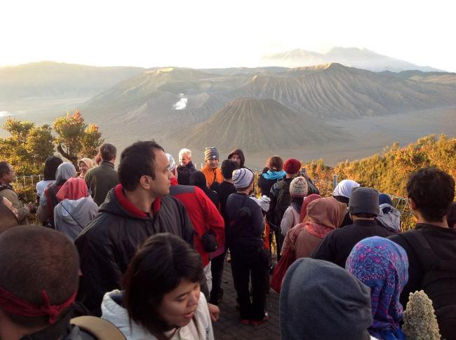 各地的游客到爪哇赏景，一定不会错过布罗莫火山的日出。