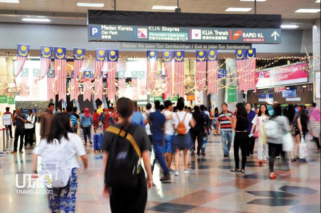 吉隆坡中环总站是吉隆坡主要的公共交通枢纽，站内设有轻快铁、电动火车、机场快铁、巴士及德士等服务，随着国家博物馆捷运站的启用，吉隆坡中环总站又增添了另一项列车选择，为搭客提供许多便利。