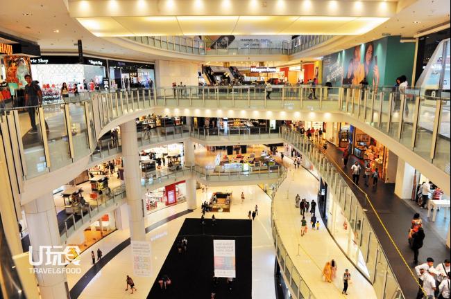 NU Sentral购物广场设有多个零售楼层，涵盖的商品及服务种类繁多，任何衣食住行相关的商品，都可在广场内搜罗到。