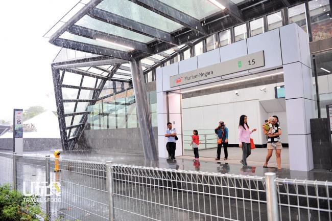 国家博物馆捷运站设有A、B出口，其中从B出口约5分钟的步行距离，就可抵达国家博物馆。另外，捷运站也衔接吉隆坡中环总站，到站后可循着指示，往目的地前进。