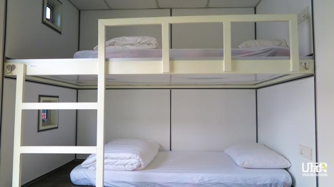 4人房的集装箱，房内设有冷气，每个床位都拥有床灯、插座、专属柜子等基本配备。