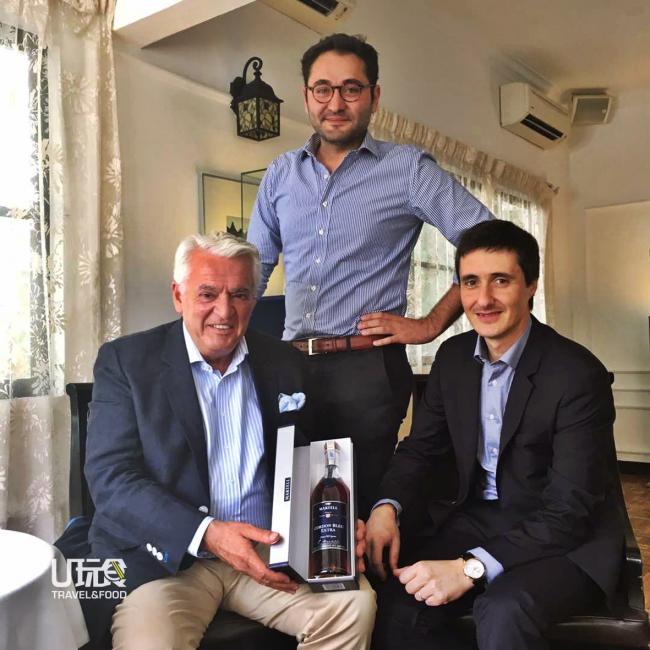 「Extra」是去年刚走马上任首席酿酒师克里斯托瓦陶德（Christophe Valtaud，右）的得意之作，是对马爹利蓝带的重新诠释。左起为马爹利文物总监杰克斯门也（Jacques Menier）及马来西亚马爹利品牌大使皮埃尔博也（Pierre Boyer）。