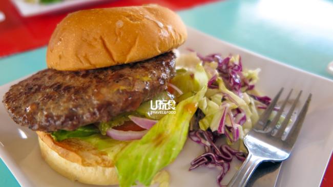 <b>Australian 100% Beef Burger </b>使用澳洲进口炭烤牛肉制作的汉堡，餐厅也提供鸡肉汉堡。  <i>售价：15令吉</i>