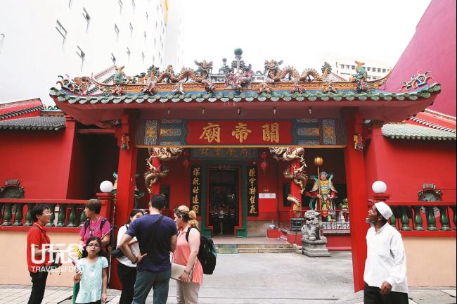 超过百年历史的关帝庙香火鼎盛，也是国内外游客的必到之地。