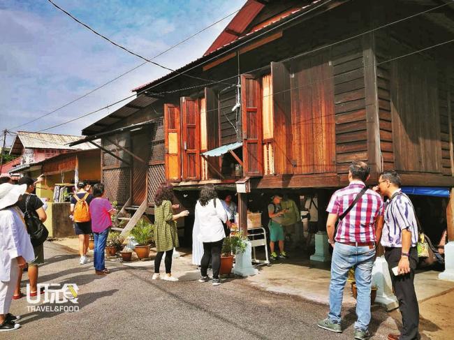 马来传统高脚屋是马来文化的特色之一，游客来到模范甘榜务必要参观高脚屋。