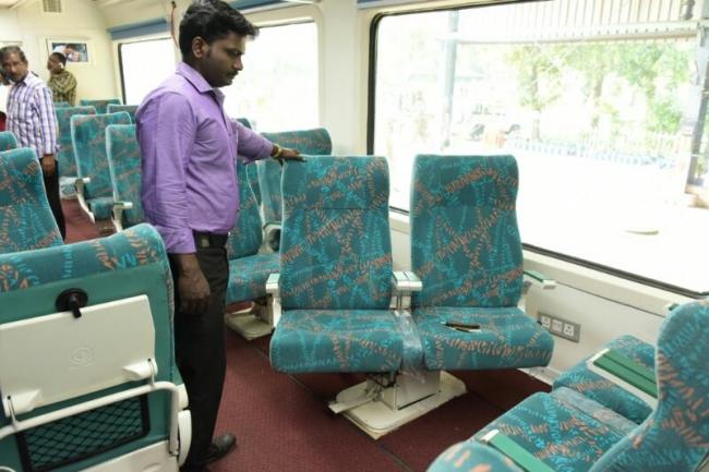 豪华列车上的座椅可以360度旋转，让乘客轻松赏景。