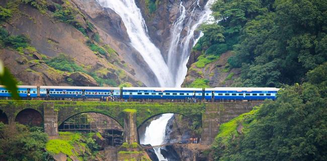 印度的火车其实会经过很多壮观的大自然景观，肮脏的玻璃窗户却阻挡了大自然的美。