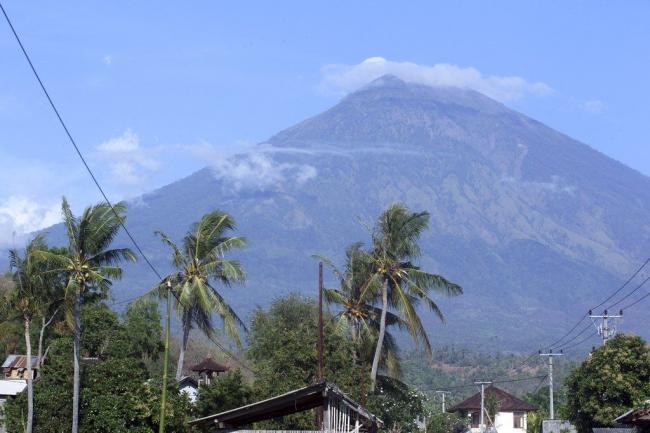 距印尼热门旅游地点库塔（Kuta）约75公里的阿贡火山，8月起就开始蠢动，如果喷发将是自1963年来首次。