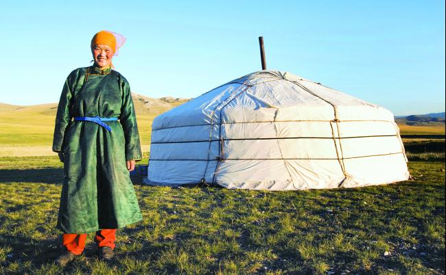 入住蒙古包，与当地人为邻，体验原始朴素的草原生活。