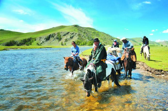 在蒙古草原上骑马奔腾，可为蒙古之行画下美好的句点。