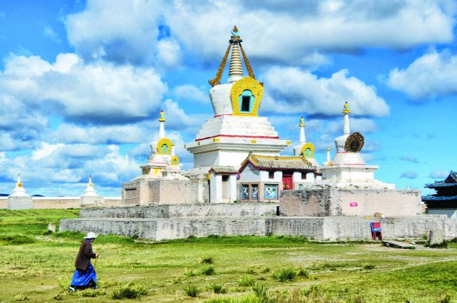 在鼎盛时期，几百座的蒙古包坐落在额尔登尼召寺周围，有一万多名喇嘛在此修行。
