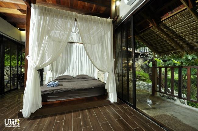 专为情人打造的浪漫双人房，除了运用大量实木装潢，房内一些角落及浴室特别使用石头堆砌成石墙，营造巴厘岛度假村氛围。