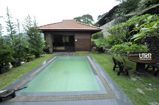 适合一家大小入住的家庭套房，有2间木屋、私人花园及私人泳池。