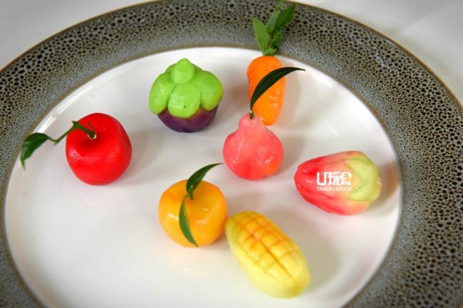 <b>Luk Chup</b>手巧的泰国人将甜点捏成各种水果和蔬菜的迷你造型，有红萝卜、樱桃、茄子、山竹等，还包裹着绿豆内馅，精致可爱。<i>售价：店洽</i>