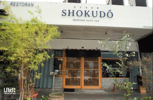 Shokudo日本咖喱饭小食堂，主要出售日式咖喱料理-，很多顾客步入小食堂时，都被其装潢和设计吸引，优美的环境再加上丰富的美食，是个适合朋友聊天聚会，或是小酌一杯的好地方。
