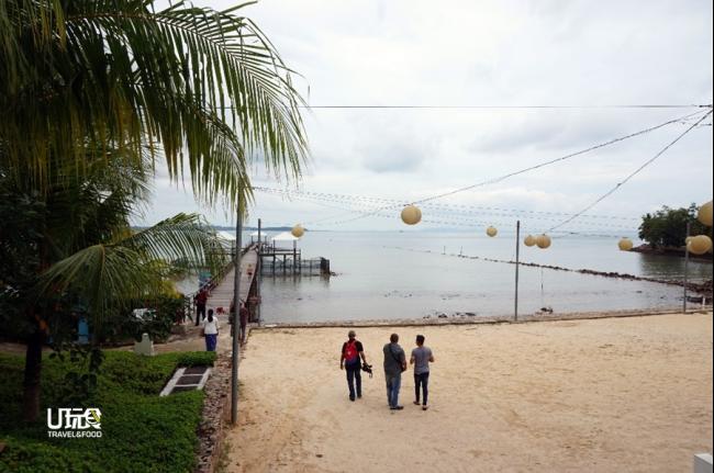 阳光沙滩与自成一格的特色岛屿风情，是峇淡岛吸引 游客前来观光的一大卖点。