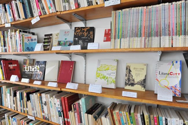 Tintabudi 是一家特色二手书馆，主打文学、哲学以及艺术类书籍。店里的二手书都是店主在本地或从国外收取回来，当中不乏许多经典著作，甚至是我国70年代的杂志也可在这里寻获。