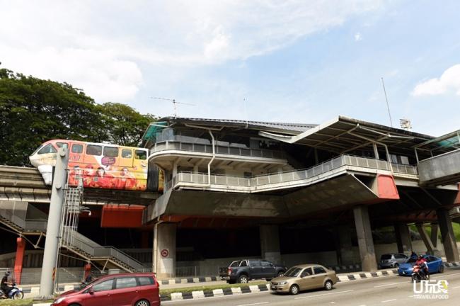 马哈拉惹里拉站底下正是见证我国独立的默迪卡体育馆，从这里步行到茨厂街只需15至20分钟路程。