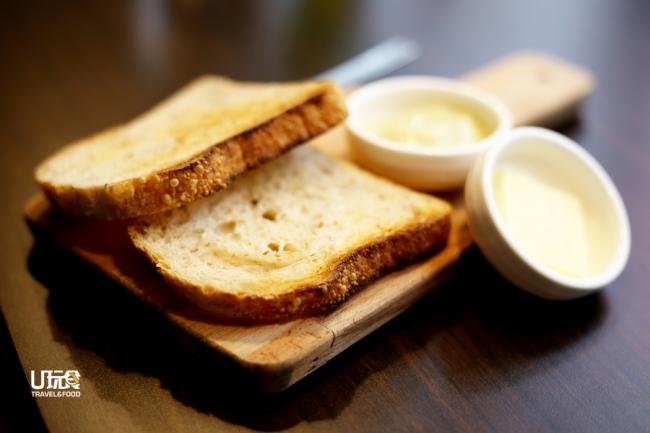 <b>Butter with Seasalt Sous Vide Kaya </b> 除了主食，店内的咖啡与面包也值得一试。面包是店家自制，佐料针对不同口味而调配，有别于一般所吃的口感与味道。特制咖央酱让人惊喜！<i>售价：7令吉</i>