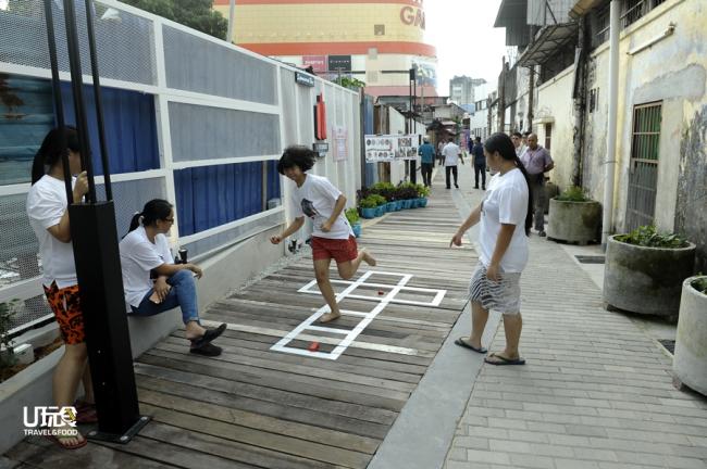 头条路衔接风车路的后巷设有儿时传统游戏「跳飞机」，让人们傍晚时分可在该处休闲玩乐。