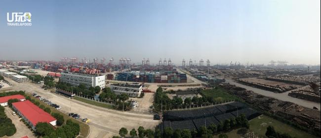 这是太仓港口全景照，证明苏州经济与贸易是如此蓬勃发展。