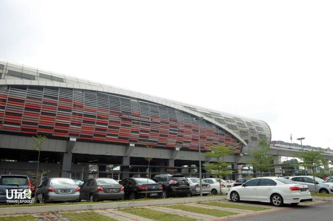 轻快铁蒲种工业区站虽坐落在非热门商业区，惟靠近IM4U中心的综合体育馆，跨过行人天桥就是公主城商业区。