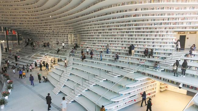 图书馆的中庭设计成「书山」造型，一层层白色的阶梯呈波浪状铺开，阶梯之上架有同样波浪状的书架。到访者可拾级而上，遇到一本喜欢的图书，便可坐在旁边的台阶上阅读。