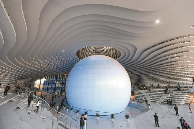 天津滨海图书馆由MVRDV事务所与天津城市规划设计院（TUPDI），共同设计完成。其中图书馆部分被打造成为「眼睛」的造型，未来将成为「滨海之眼」。