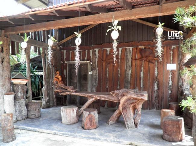 民宿后方的凉亭，摆设樟木打造的桌椅，显示古朴自然。