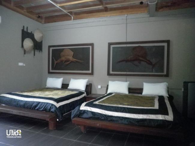 每间睡房除了放有两张大床，周围还有极宽阔的空间来放置多张床褥。