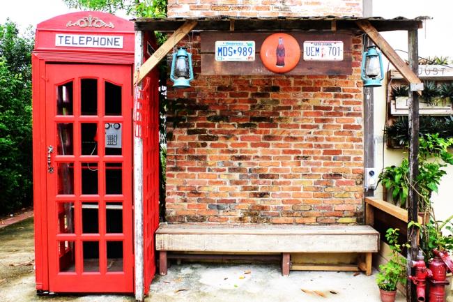 来到复刻欧式风格的英格兰民宿，当然少不了英国景点标准红色电话亭。这是卢南龙专为喜爱摄影的旅人及到此拍摄婚纱的新人精心设计。