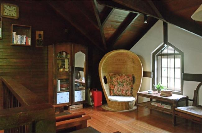 民宿阁楼里的家具小巧别致，所有的木质家具都是旧木再循环使用，此外阁楼通过采光也良好，是个不错的阅读及放松空间。