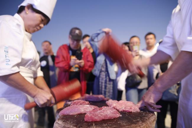 文标师傅与太太以荔枝木槌将整块猪肉槌打成肉泥。