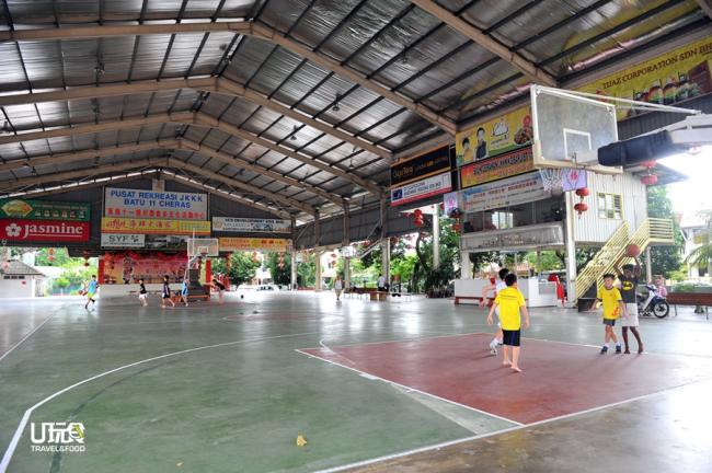 蕉赖11哩新村村委会多元文化中心范围广阔，且设有有盖篮球场，是个运动的好去处，因此每天都可看到许多人在此打篮球和运动。