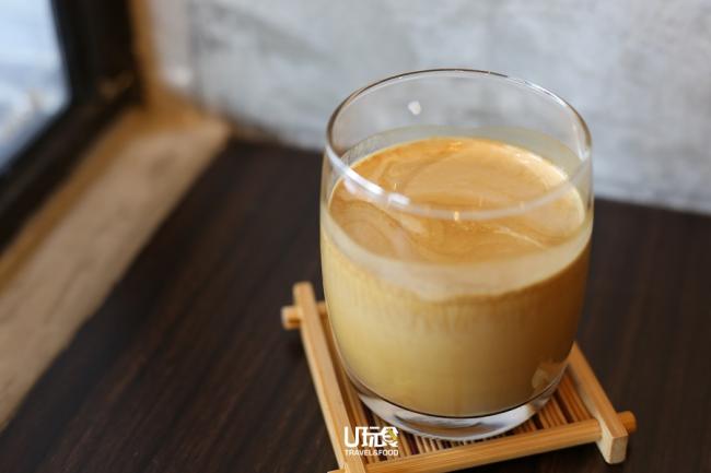 Rusty Latte极受欢迎，也是店家最想推荐的饮料。把牛奶倒入咖啡里不搅拌直接喝，牛奶逐渐渗入咖啡的不同时间点喝起来有不同的风味。