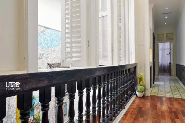屋内大部分的柱子、栏杆及地砖等仍保存着马六甲旧时代的建筑物特色，结合了传统和新颖的装饰风格。