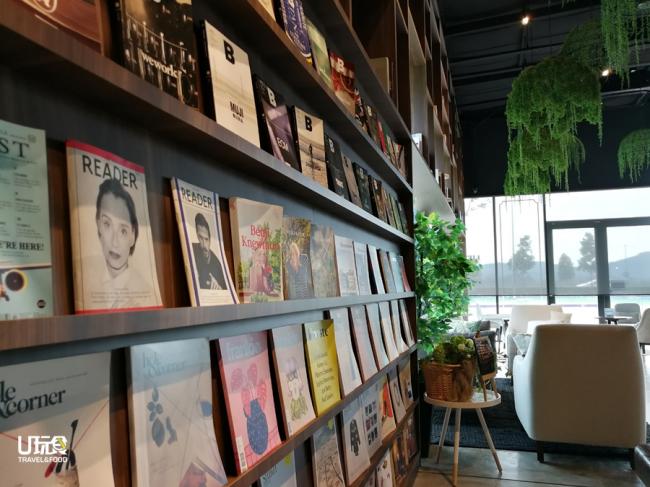咖啡厅内有着整面墙的书籍，每3个月至半年更换一次，内容涵括时尚，旅游及艺术设计等，很多甚至是国内难以找到的。