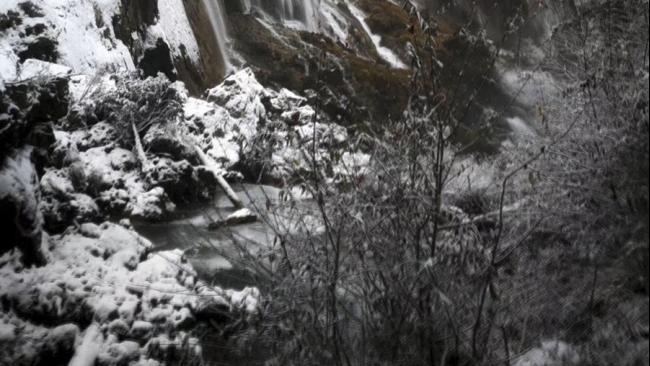 冬天里诺日朗瀑布难抵严寒被冰封，沟里变成白茫茫的一片。地震发生后该瀑布多处坍塌，目前已恢复到原先的美丽。