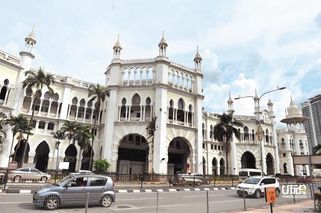 融合了东西方建筑设计风格的吉隆坡火车站是于1910年建成，它曾是马来西亚联邦铁路枢纽，但从2001年起由吉隆坡中环总站接任了其大部分的角色。历史悠久的吉隆坡火车站曾经见证过许多历史事迹，如今也依然是许多游客必到访及拍照留念之处。